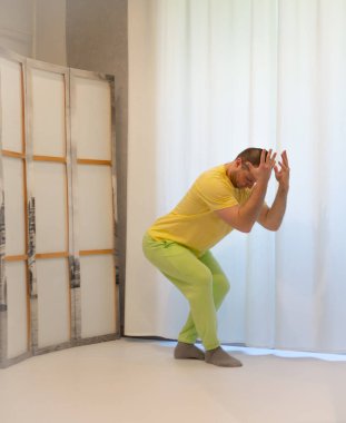 Erkek koreografisi stüdyoda hareket halinde. Dans stüdyosunda dans eden genç adam.