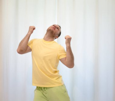 Erkek koreografisi stüdyoda hareket halinde. Dans stüdyosunda dans eden genç adam.