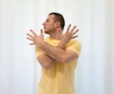 Erkek koreografisi stüdyoda hareket halinde. Dans stüdyosunda dans eden genç adam.