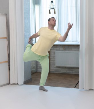 Erkek koreografisi stüdyoda hareket halinde. Dans stüdyosunda dans eden genç adam.