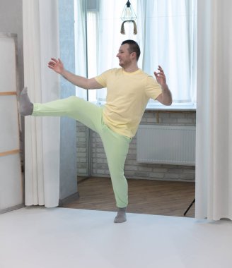 Erkek koreografisi stüdyoda hareket halinde. Dans stüdyosunda dans eden genç adam.