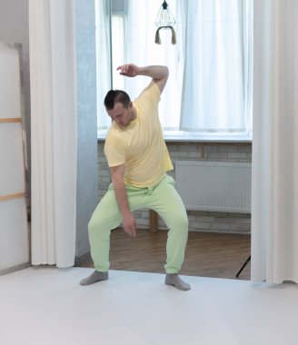 Erkek koreografisi stüdyoda hareket halinde. Dans stüdyosunda dans eden genç adam.