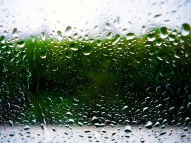 Camdaki yağmur damlalarının dokusu, bardaktan aşağı su akıyor..