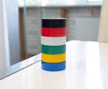 Yapışkan elektrik bandı, inşaat montaj bandı.