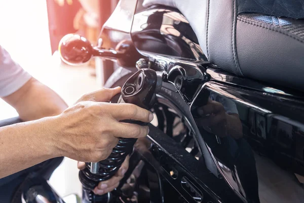 Motorfiets Monteur Controle Verandering Achterzijde Schokdempers Motorfiets Scooter Bij Garage — Stockfoto