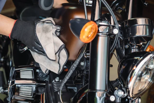 Biker Clean Motorcycle Polished Coating Wax Fuel Tank Garage Repair — Stock Photo, Image