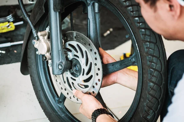 Mecánico Quitar Instalar Rueda Delantera Una Motocicleta Garaje Reparación Motocicletas —  Fotos de Stock