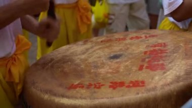 BANGKOK THAILAND 19 EKİM 2023: Çin Vejetaryen Aslan Dansı Davulları Festivali Çin Mahallesi Yaowarat Yolu Bangkok Tayland 