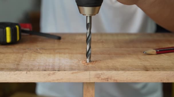 在建筑工地 人们用无绳钻头或冲击驱动装置进入木料中 木料加工的概念 — 图库视频影像