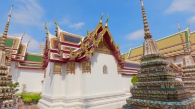 Wat Phra Chetuphon ya da Wat pho, halk arasında Bangkok 'un en eski tapınaklarından biri olan Yaslanan Buda Tapınağı olarak bilinir..