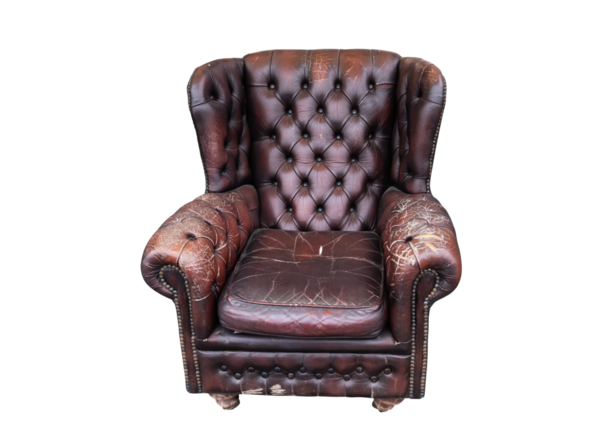 Eski tarz. Bozuk eski deri kanepe, eski hasarlı deri mobilya.,