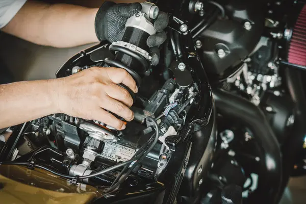Motormonteur Vervangt Achterzijde Schokdempers Motorfiets Bij Garage Reparatie Onderhoud Serviceconcept Stockfoto