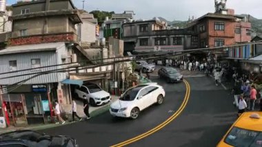  Keelung, Tayvan -27 Mart 2024 - Taipei Tayvan 'da Jiufen eski caddesinde zaman aşımı. Yürürken insanların görüntüsü.