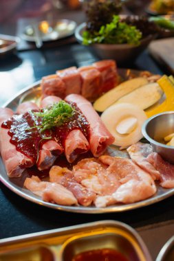Taze domuz eti ve sebzeli tepsi marine edilmiş malzemeler Kore barbekü restoranında pişirilmeye hazır.. 
