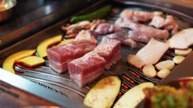 Domuz eti fırında kızartılıyor, Kore usulü barbekü domuz ızgarası..