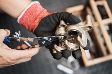 Tamirci garajda el konulan el konulan fren kalibre pistonunu motosiklet kalibre piston kaldırma aracı, bakım ve onarım konseptiyle kaldırdı
