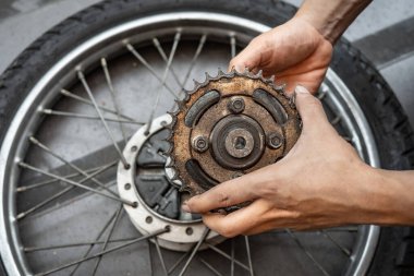 Profesyonel tamirat, garajdaki motora zincir ve roketleri takmak, yıpranmış dişleri değiştirmek. korunan ve onarılan konsept.