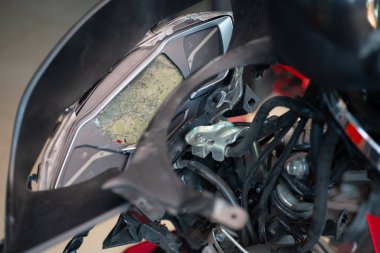 Hız göstergesi, gösterge paneli lensleri çatlamış. 