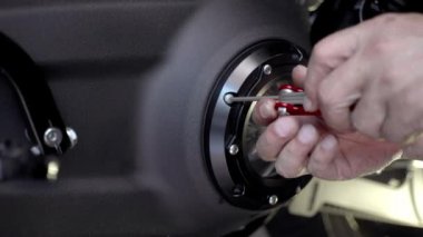 Motosiklet tamircisi Hex Key Wrench ya da Torx tuşlarını kullanın. Kapak motorunu açın ve garajdaki motosiklet debriyaj sistemini, tamir ve bakım konseptini kontrol edin.. 
