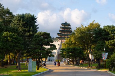 SEOUL, Güney Kore - SEPTEMBER 28 2024: Gyeongbokgung Sarayı 'nın sabah manzarası, Seul' un göbeğinde Bugaksan Dağı ve Namsan Dağı ile çevrili Gyeongbokgung Sarayı.