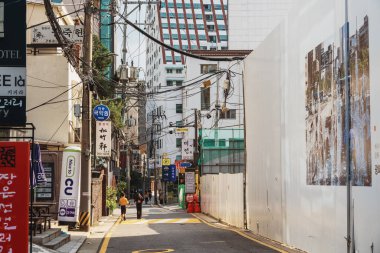 SEOUL, Güney Kore - 28 Eylül 2024: Seul sokağı manzarası. Seul 'de bir sokakta yayalar yürüyor. 