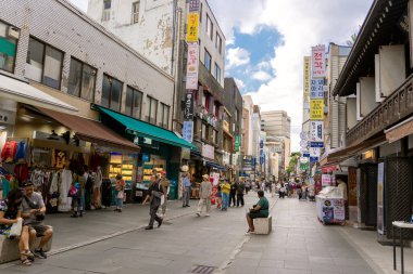 SEOUL, Güney Kore - Eylül 28 2024: Jongno, Seul 'deki Insa dong Caddesi manzarası. Geleneksel kültür ve turizm sokakları. Kore 'deki en büyük antika ve sanat eserleri pazarıydı..