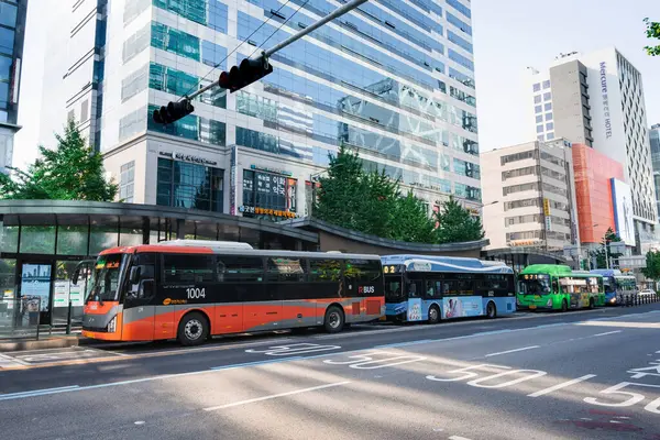 SEOUL, Güney Kore - Eylül 28,2024 Renkli Şehir Mekiği otobüsü sabah Seul, Kore 'de yolcuları almak ve bırakmak için otobüs durağına varır..