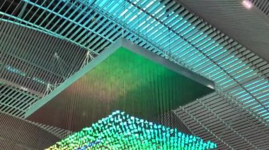 SEOUL, SOUTH KOREA, 29 Eylül 2024 - Dekorasyon, Incheon uluslararası havaalanı tavanında 1000 Led renk değiştiren karakter içerir Terminal 2 binasının tavanında