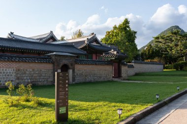 SEOUL, Güney Kore-SEPTEMBER 28 2024: Gyeongbokgung Sarayı 'nın sabah manzarası, Seul' un göbeğinde Bugaksan Dağı ve Namsan Dağı ile çevrili Gyeongbokgung Sarayı.