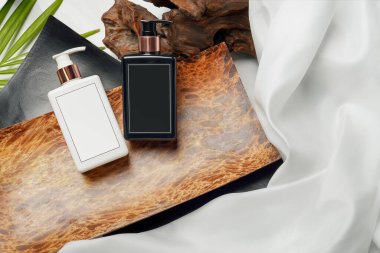 Şişe ya da kozmetik şişeleri ahşap tepside, ürün ambalajlama tasarım konsepti