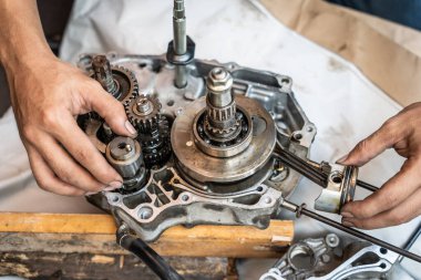 Motosiklet Motoru Yeniden İnşa, Motorsiklet Mekanik Tamir Kutusu 'nu kapat, Garajda çalış, Bakım ve Tamir Motosiklet Konsepti.