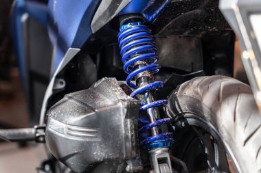 Garajda motorsiklet amortisörü. arka plan 