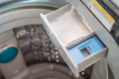 Kirli çamaşır makinesi çekmecesi, çamaşır makinesi bakım ve temiz çamaşır makinesi çekmecesinde küf ve pas.