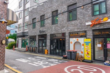 Seul, Güney Kore - 25 Eylül 2024: Bir dondurma ve kahve dükkanının ön cephesi, Güney Kore