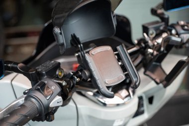 Motosiklet gidonundaki akıllı telefon için evrensel binek tutucu, güvenli bir şekilde bir telefona bağlanmak, seçici bir odak noktası..