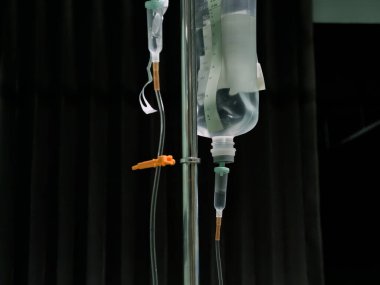 Serum fizyolojik serumu infüzyon şişesi, hastanede yatan hasta için serum, sağlık konsepti, seçici odaklanma.,