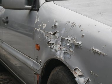 Araba boyası bozulması, biraz paslanmış ve çatlamış araba bakımı ve vücut boyası konsepti.