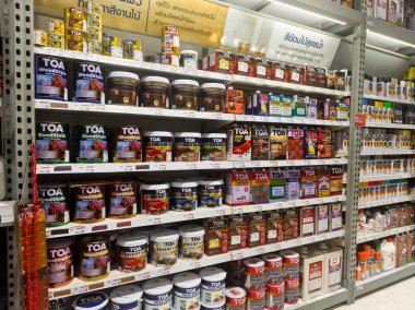 BANGKOK, THAILAND - 1 Eylül 2025: Raflara güzelce yerleştirilmiş boya ve vernik kutuları, temiz ve bulması kolay. Boyacıda satın alınmaya hazır 