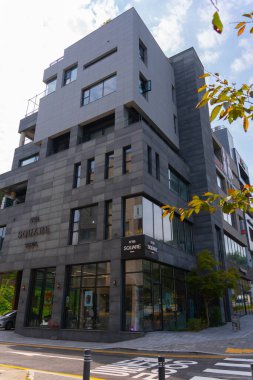 SEOUL, Güney Kore-Eylül 26 2024: Eunpyeong Hanok Köyü Kafe 88 Meydanı, Seul 'de turistik bir bölgede güzel bir bina, 