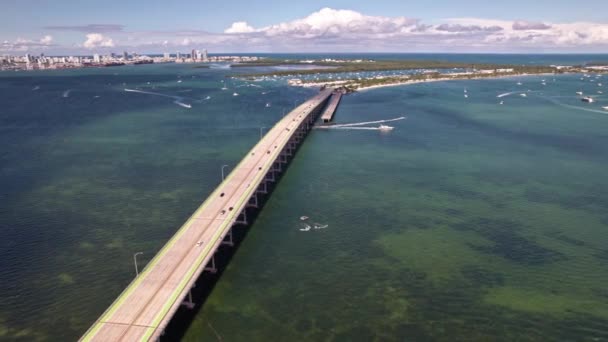 Piękne Zdjęcie Drona Mostu William Powell Miami Florydzie Słoneczny Dzień — Wideo stockowe