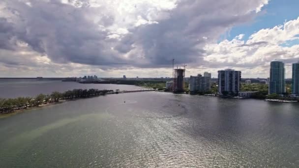 Luchtbaan Drone Shot Van Miami Florida Met Uitzicht Stad Auto — Stockvideo