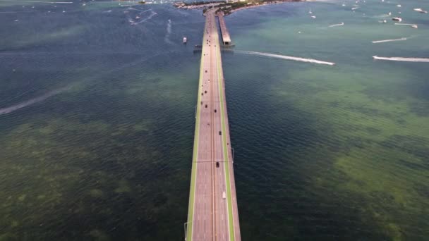 鲍威尔大桥鸟眼空中拍摄 无人机在桥上飞行 位于佛罗里达州迈阿密Rickenbacker Causeway沿线的桥 桥下的蓝色绿水 水上游艇 — 图库视频影像