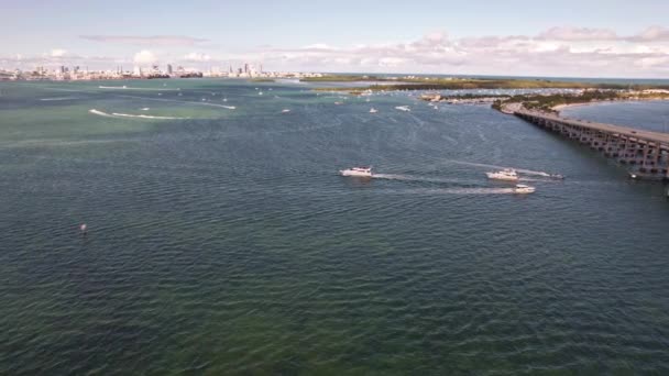 Eine Drohne Die Aus Der Luft Über Dem Wasser Miami — Stockvideo