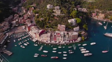 Portofino Körfezi 'nin insansız hava aracı çekimi güneşli, açık bir günde birçok lüks yat ve turkuaz su ile birlikte.