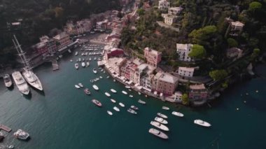 Portofino Körfezi 'nin insansız hava aracı çekimi güneşli, açık bir günde birçok lüks yat ve turkuaz su ile birlikte.
