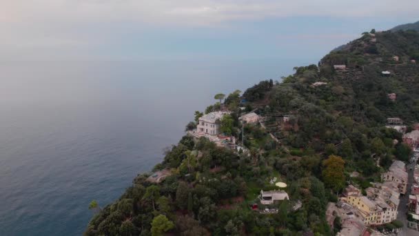 Estableciendo Órbita Drone Disparo Una Casa Lujo Acantilado Portofino Italia — Vídeos de Stock