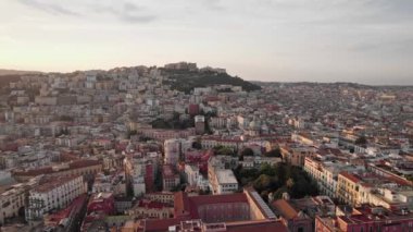 Napoli, Castel SantElmo, Certosa Manastırı ve Museo di San Martino 'nun yüksek irtifasından yazın güneşli bir akşamda gün batımında, İtalya, Avrupa