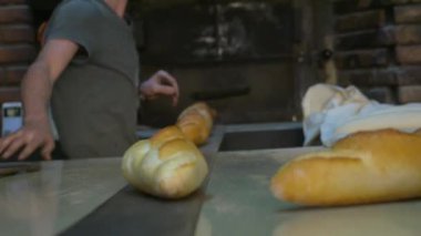 Fırıncı stok video pişiriyor.