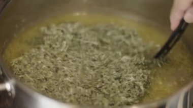 Köfte kaseti yapan bir kadın.