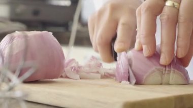 Soğan doğrayan bir kadın.